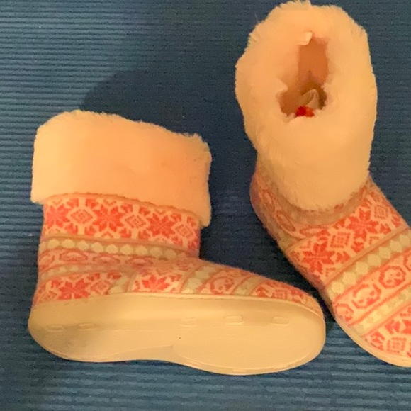 💗3/$15 💗 Joe Fresh NWOT Girl’s Slippers.  Size 3-4. - Picture 2 of 4